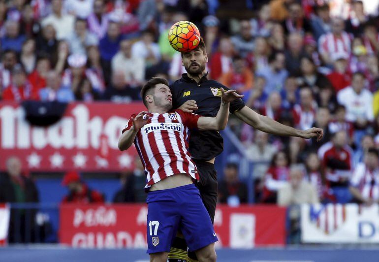 Saúl y Llorente pujan por un balón aéreo