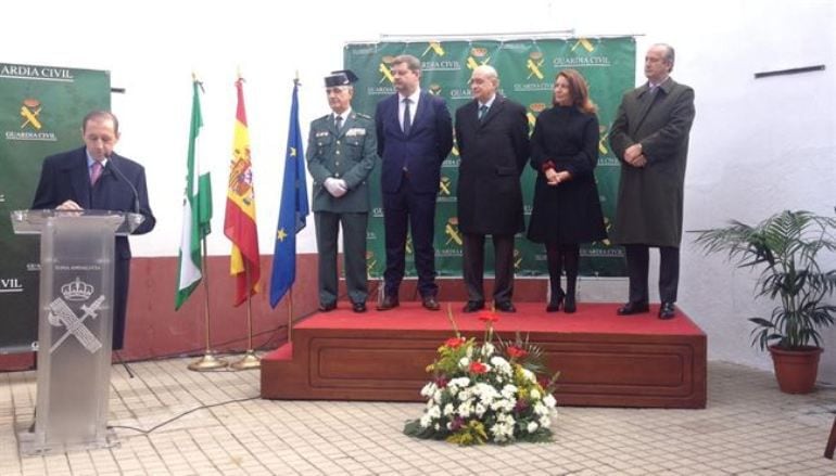 El ministro del Interior, Jorge Fernández Díaz, en el centro del estrado entre la delegada del Gobierno en Andalucía, Carmen Crespo, y el alcalde del Pedroso, Manuel Meléndez