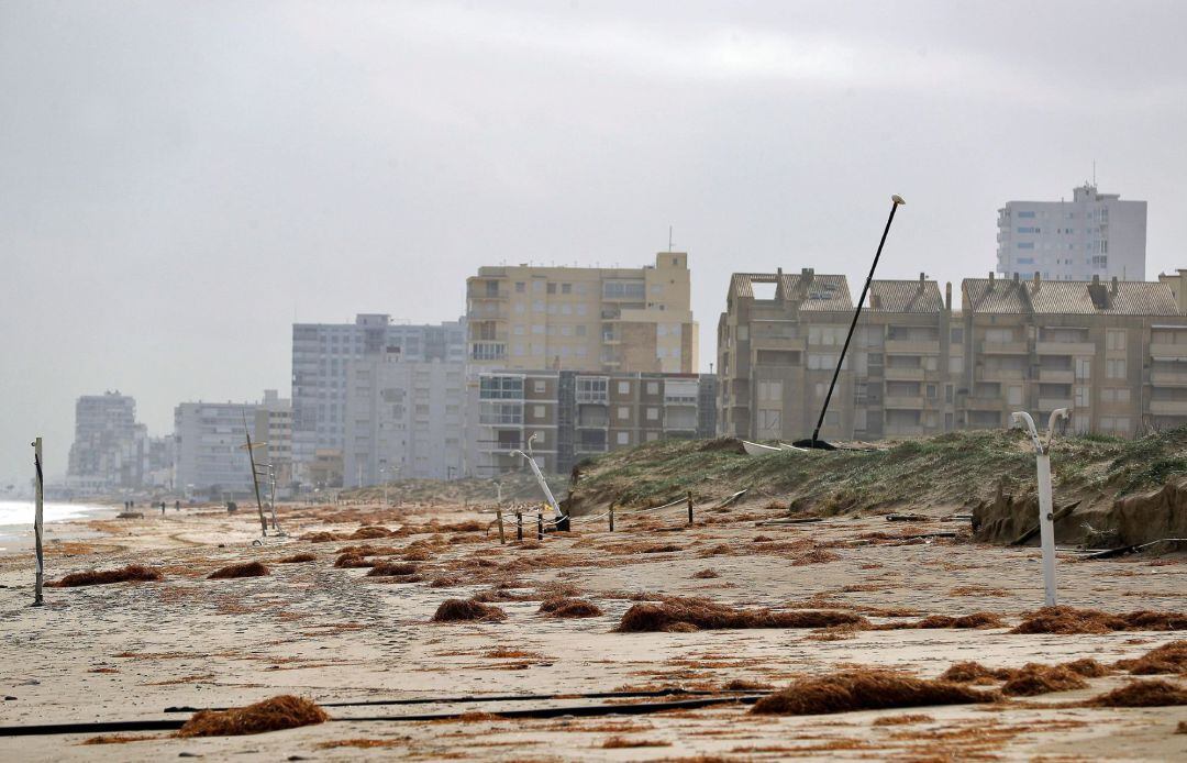 Vista de la playa de El Perellonet afectada por el temporal causado por la borrasca Gloria.