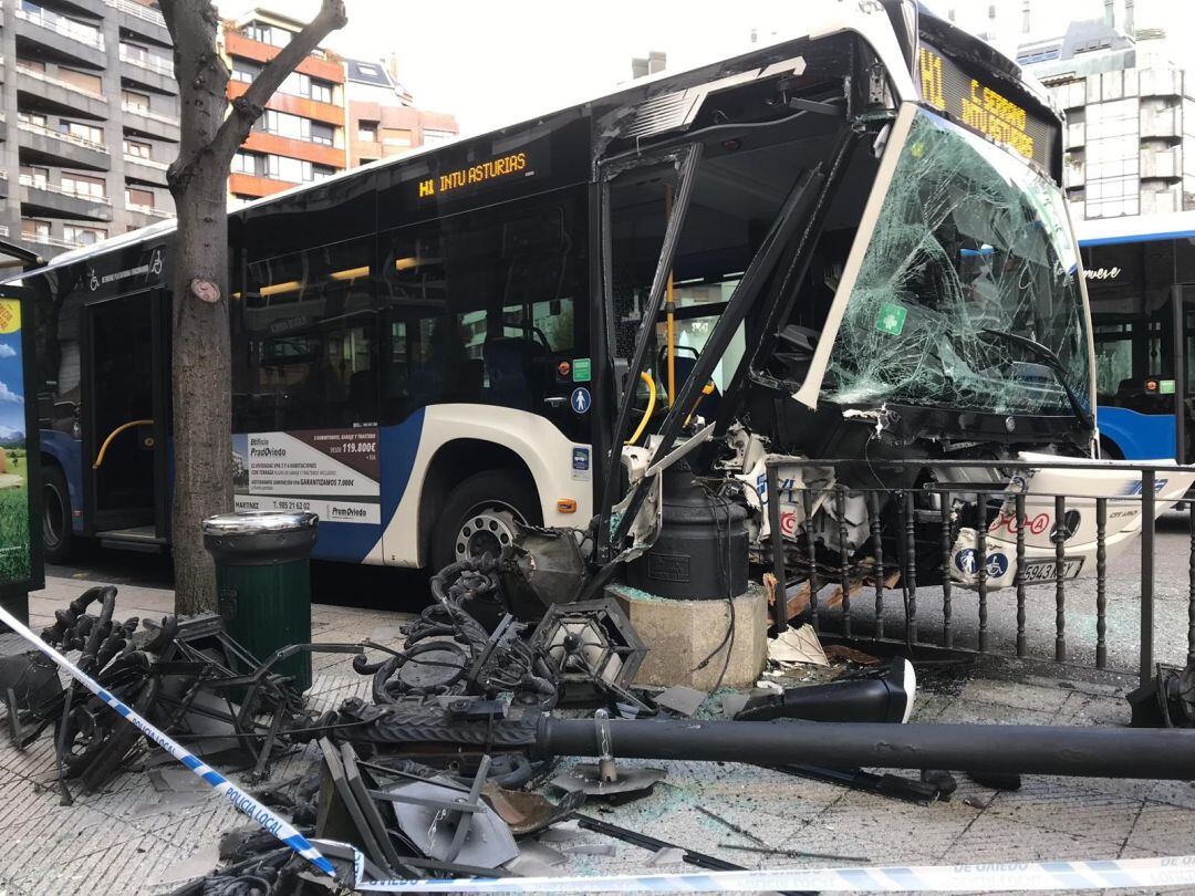 El conductor atribuye el accidente a la circulación irregular de un turismo que le hizo perder el control del vehículo.