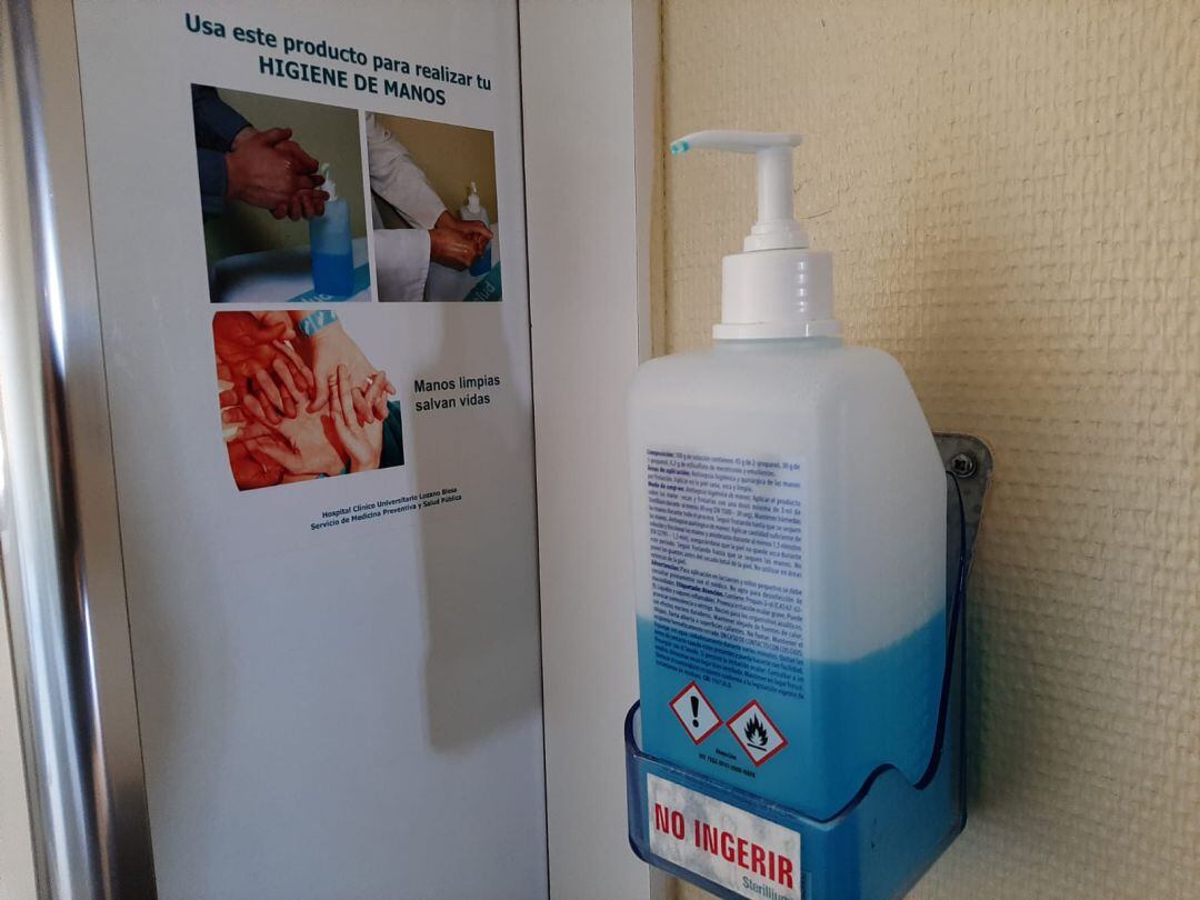 Dispensador de gel desinfectante en el hospital Clínico de Zaragoza. 