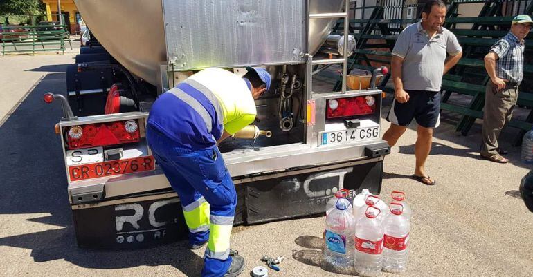 Un camión cisterna reparte agua en Arquillos durante las semanas que ha durado el corte.