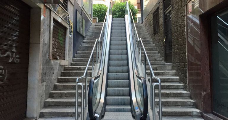 La escalera mecánica de la Calle Nueva, en Jaén capital, vuelve a funcionar