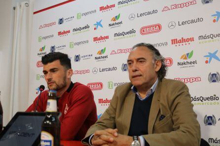 Vázquez y Llamzares, durante la presentación del defensa