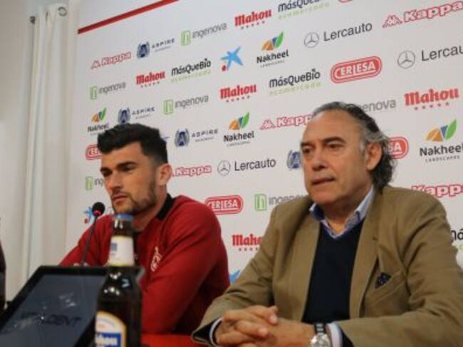 Vázquez y Llamzares, durante la presentación del defensa
