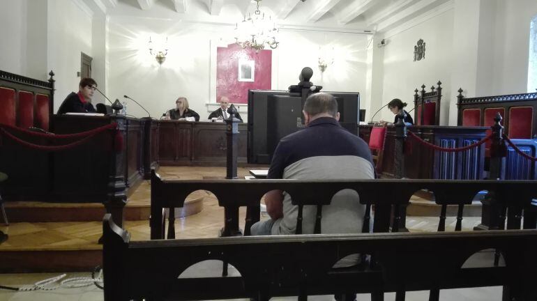 “El condenado por abusos sexuales, de espadas, en un momento de la vista oral celebrada en la Audiencia Provincial de Zamora en junio”