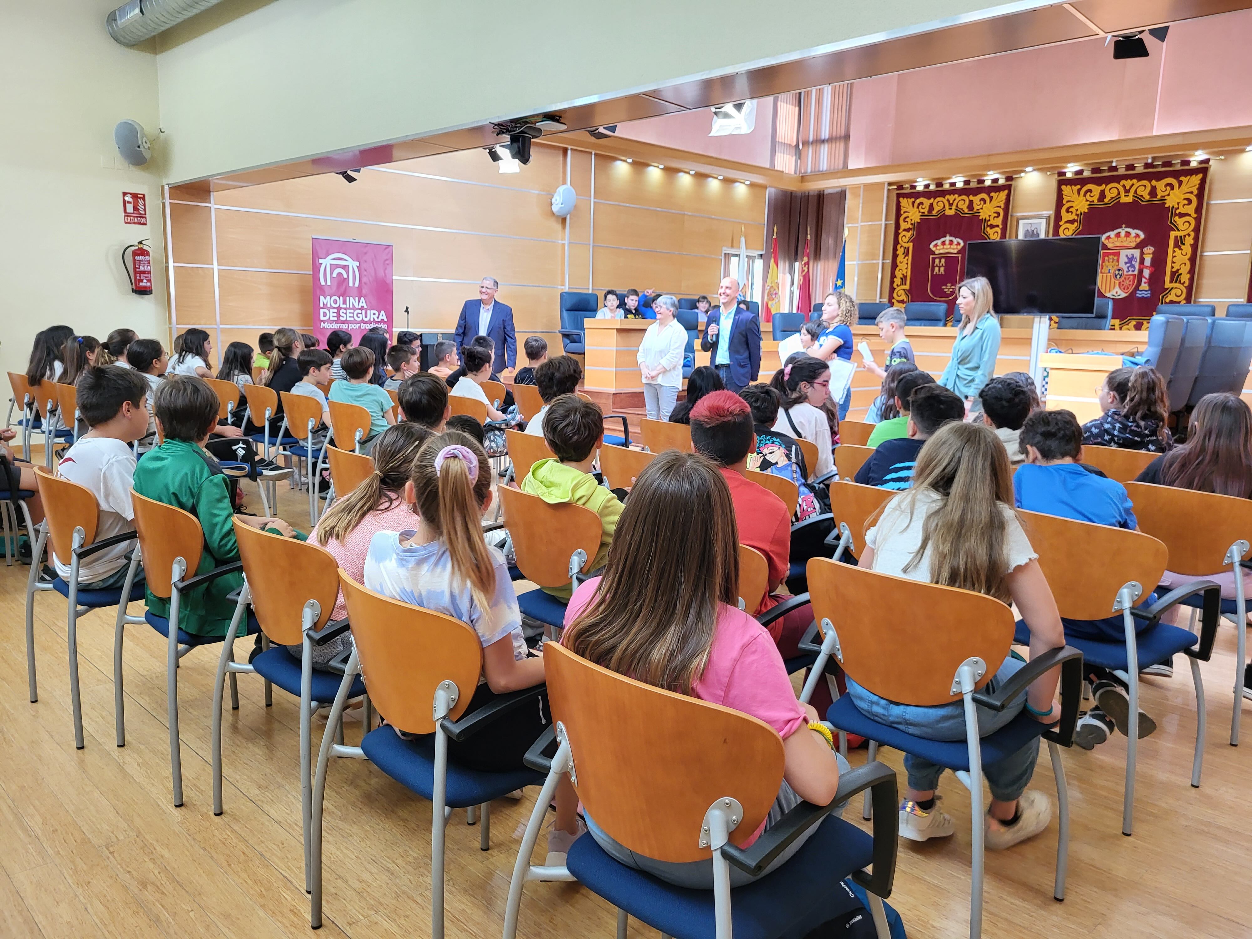 El Ayuntamiento de Molina acoge al alumnado del CEIP Nuestra Señora de Fátima para exponer su proyecto de personajes literarios Ruta de los 3.000 pasos