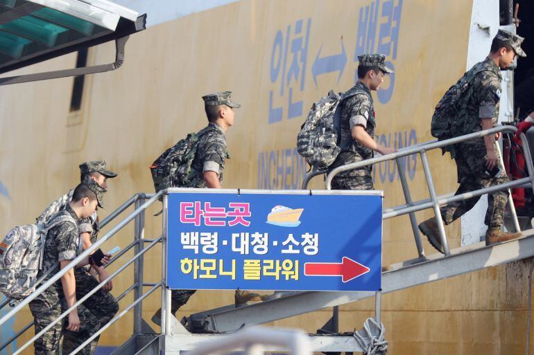 Marines surcoreanos embarcan en un ferry en Incheon, al oeste de Seúl 