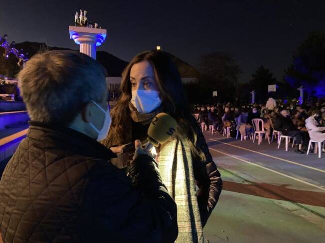 Mireia Estepa, alcaldesa de Cocentaina atiende a Radio Alcoy antes del espectáculo de cierre de la 675 Fira de Tots Sants