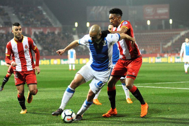 El defensa del Girona Johan Andrés Mojica y el centrocampista del Leganés Nordin Amrabat disputan un balón.