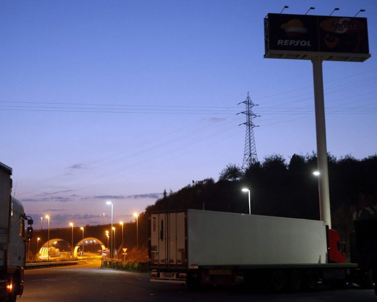 Imagen del camión frigorífico en cuyo interior han sido localizados tres inmigrantes en una gasolinera de Hernani.