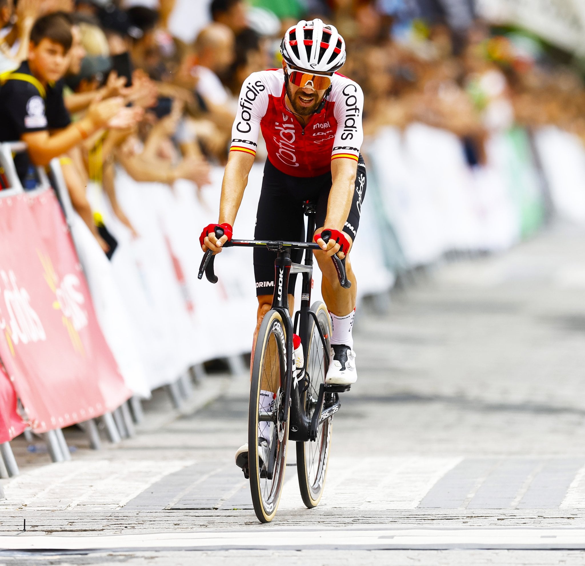 Jesús Herrada llegando a meta en el campeonato de España