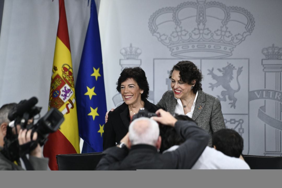 La ministra portavoz en funciones, Isabel Celaá, y la ministra de Trabajo, Migraciones y Seguridad en funciones, Magdalena Valerio, comparecen en rueda de prensa tras la celebración del Consejo de Ministros sete viernes. 