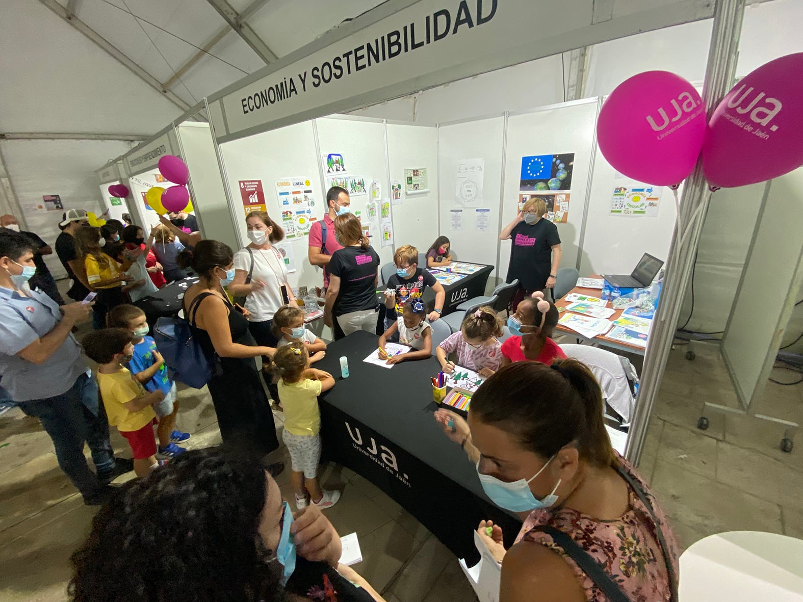 Una de las acciones divulgativas de ciencia de la UJA.