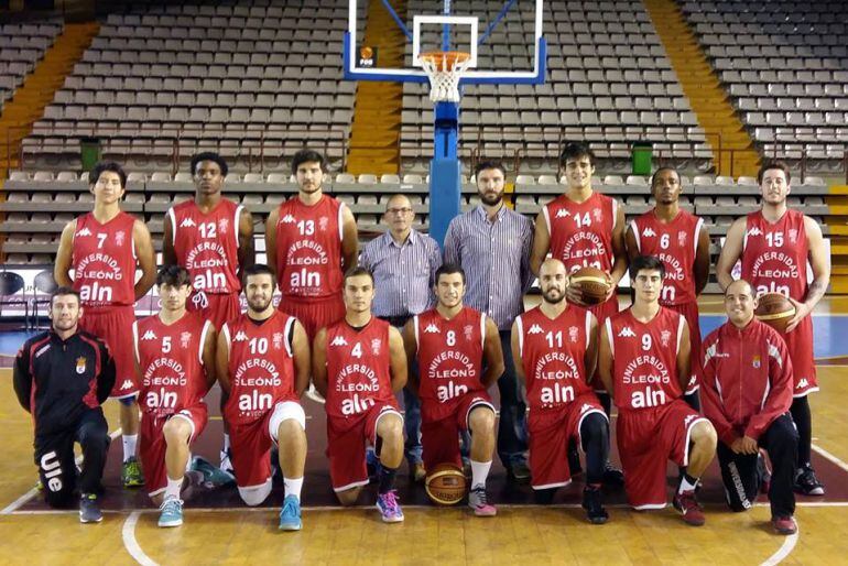 Tino Ugidos, en el centro de pie, en la foto oficial de la temporada. 