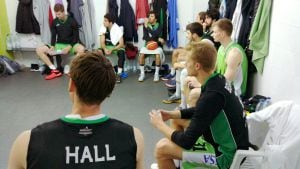 Los jugadores del Óbila en la charla previa a un partido de la LEB Plata