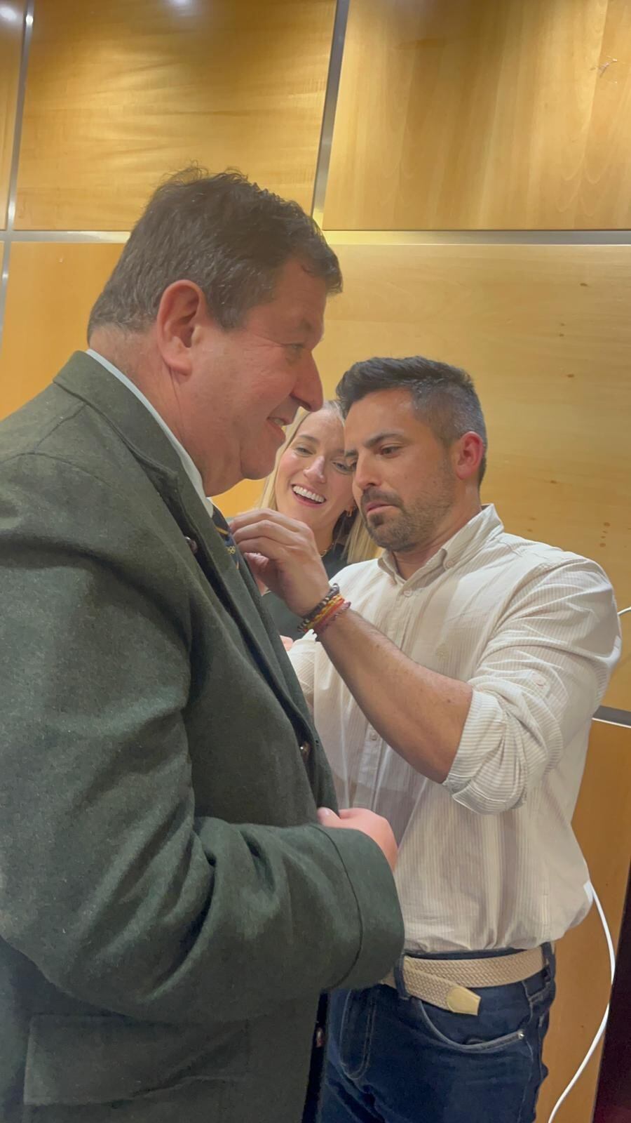 Momento de la colocación de la insignia de oro a José Masgrau