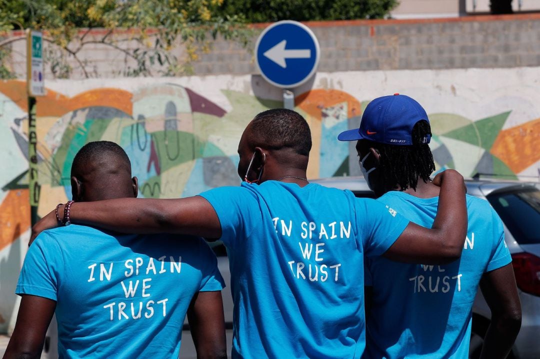 Miembros de la Asociación Aquarius Supervivientes 2018 tras presentar, coincidiendo con el segundo aniversario de la llegada del buque con 630 inmigrantes al puerto de València, el balance de su situación y anunciar un acto reivindicativo para el sábado 20 de junio con motivo del Día internacional de las personas refugiadas