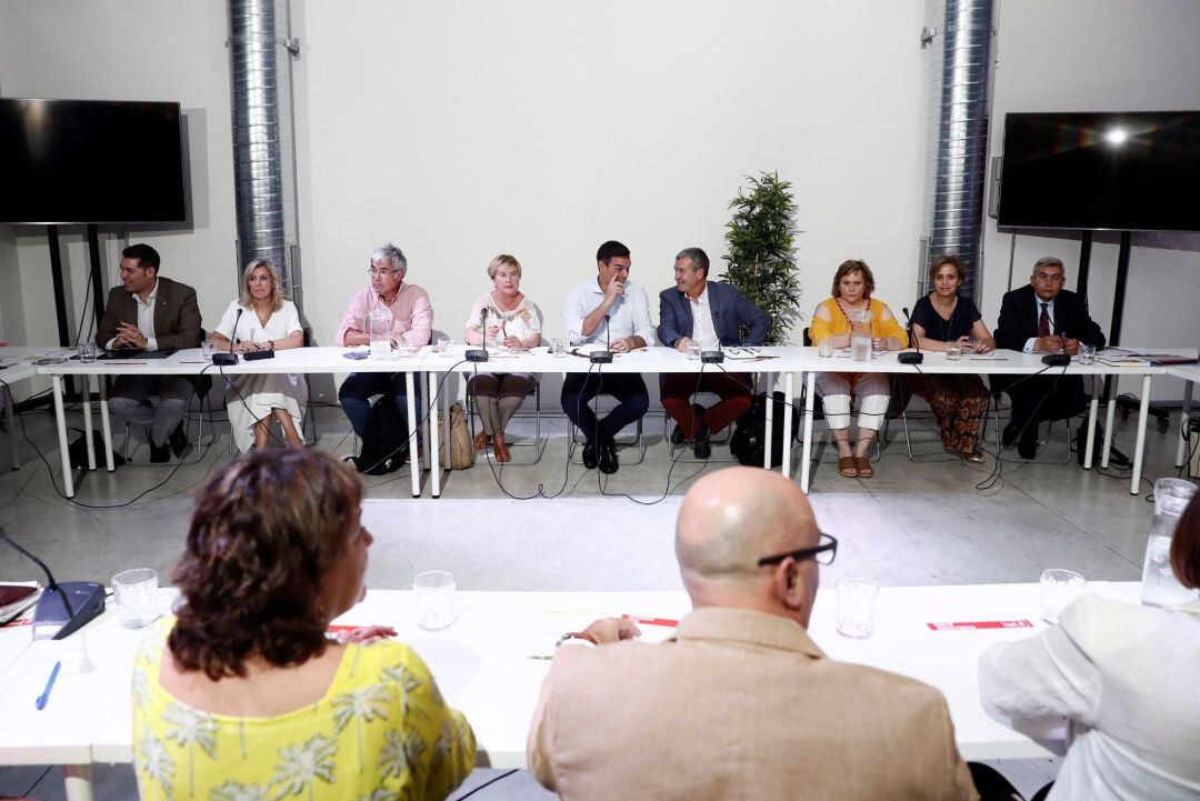 MADRID, 06-08-2019.- El presidente del gobierno en funciones Pedro Sánchez (c), durante la reunión con representantes de asociaciones afectadas por la despoblación, dentro de la ronda de contactos que ha emprendido para elaborar una propuesta de Gobierno.