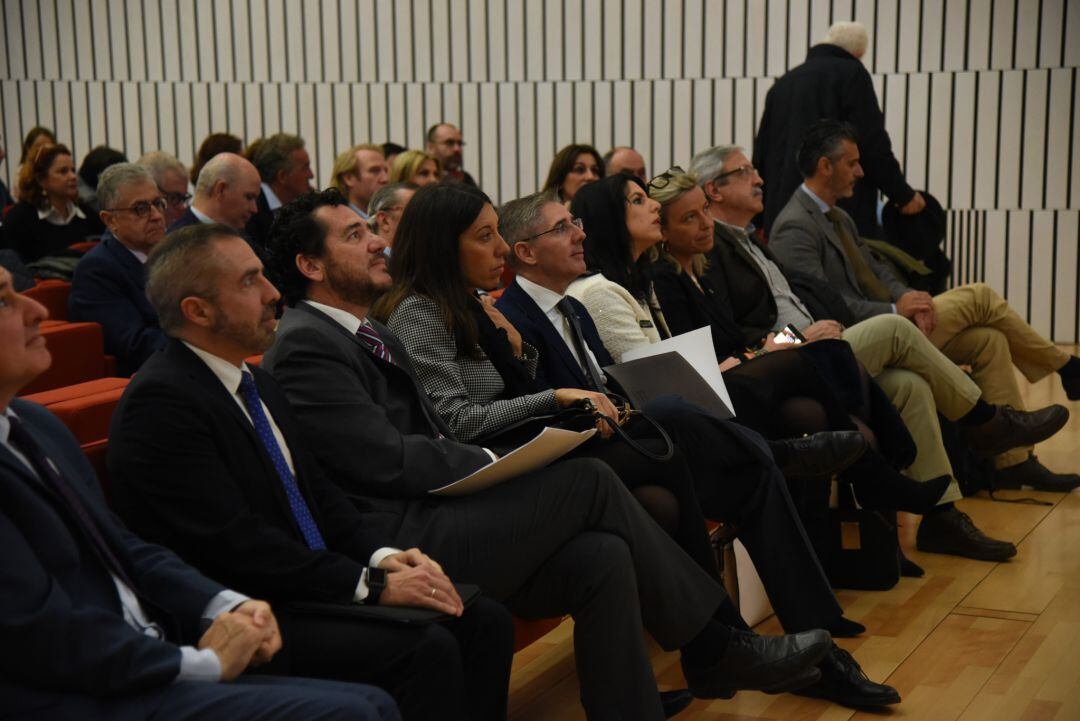 Autoridades y ponentes en las jornadas &quot;Cómo hacer la Ciudad de Congresos que queremos&quot; en el Palacio de Congresos de Córdoba