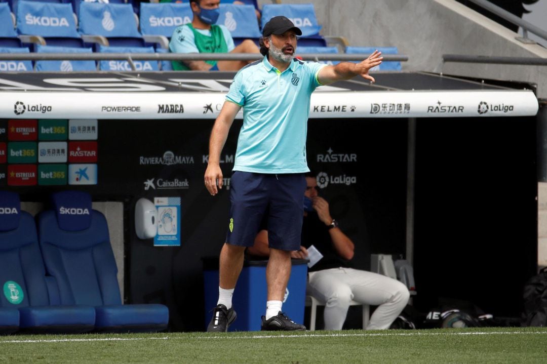 cGRAF6798. L&#039;HOSPITALET DE LLOBREGAT (BARCELONA), 12/07/2020.- El entrenador del RCD Espanyol, Rufete, da instrucciones a sus jugadores durante el partido ante el Eibar, correspondiente a la jornada 36 de LaLiga Santander que se celebra este domingo en el RCDE Stadium de L&#039;Hospitalet de Llobregat. EFE/ Toni Albir