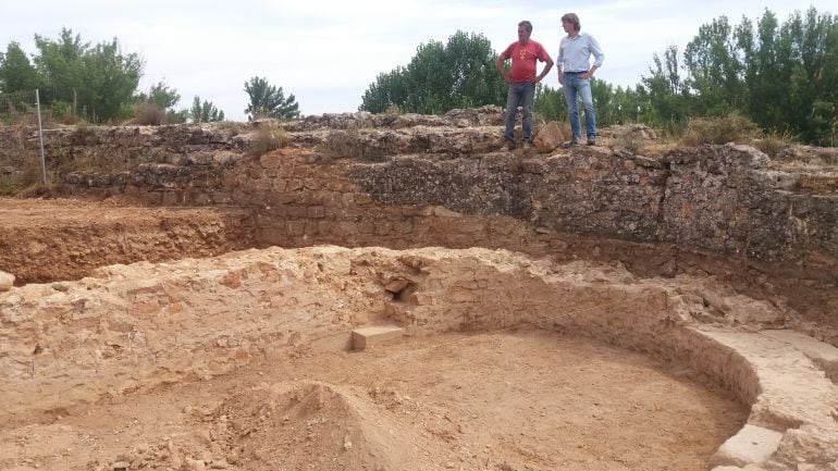 El alcalde Carlos Martínez, junto con el responsable de la empresa adjudicataria del Soria Oculta, en las ruinas de San Ginés.