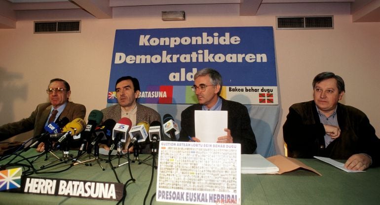 Rueda de prensa de HB en Donosti en diciembre de 1997 tras conocer la sentencia condenatoria del Supremo