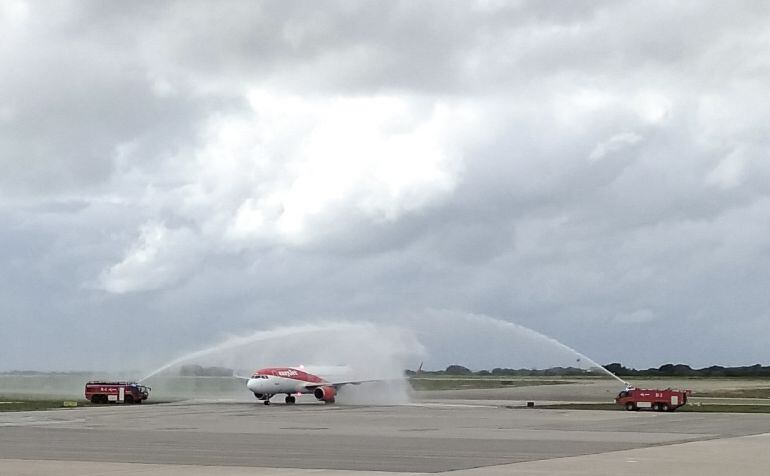 Arco de bienvenida del primer vuelo de la temporada entre Menorca y Londres