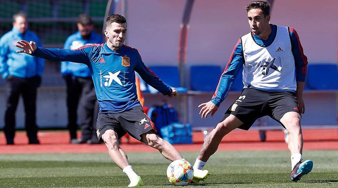 Jaime Mata (d) durante un entrenamiento junto a Gayá, en la Ciudad del Fútbol de Las Rozas.