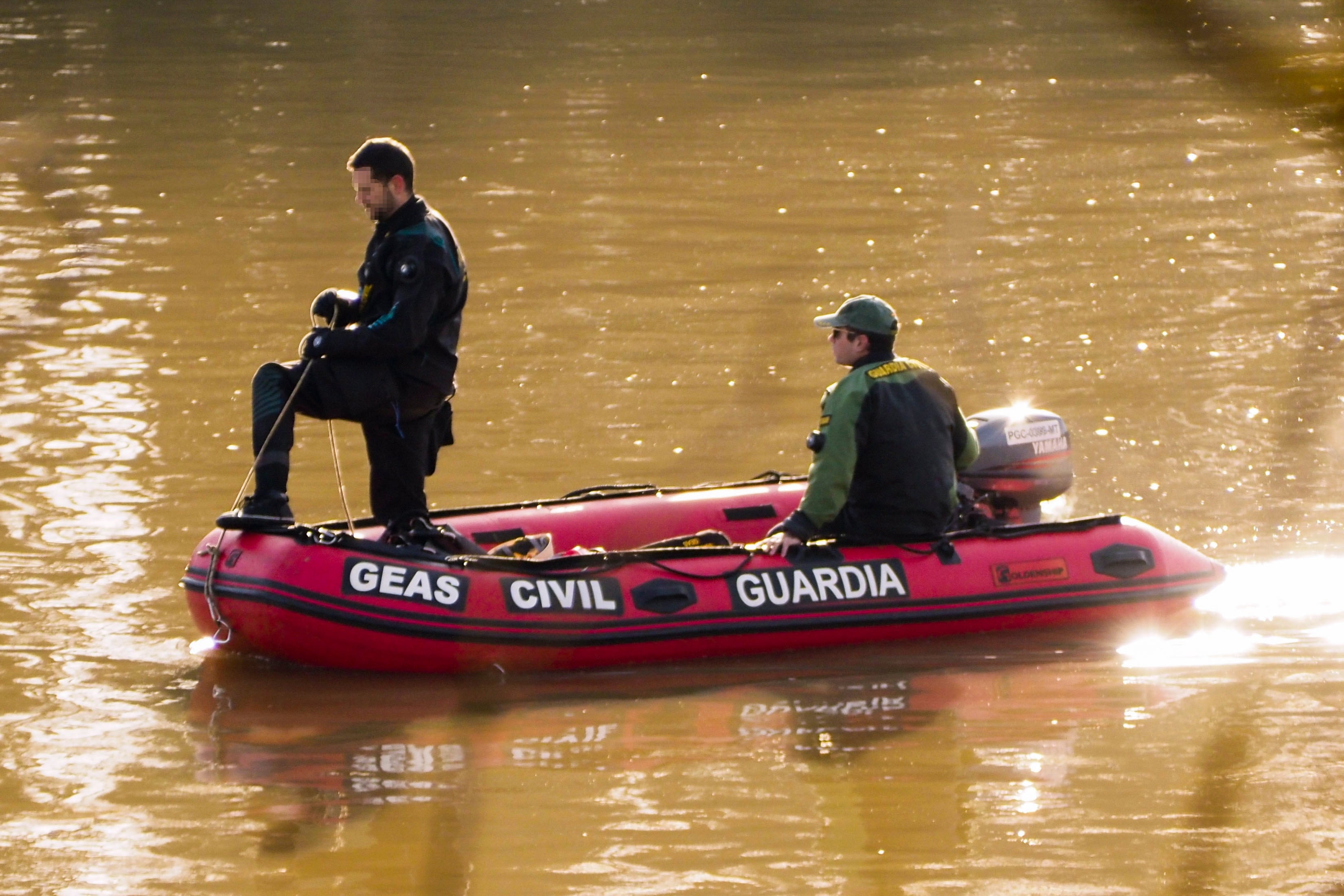 VILLAMARCIEL (VALLADOLID), 19/12/2022.- Agentes del Grupo Especial de Actividades Subacuáticas (GEAS) de la Guardia Civil retoman este lunes las labores de rescate del ultraligero sumergido en el Duero, a la altura del municipio vallisoletano de Villamarciel. EFE/ R. García
