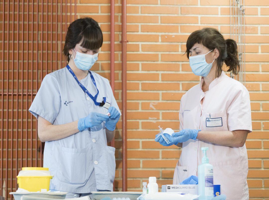 Sanitarias preparan la vacuna para Consuelo Landa de 91 años que es la primera mujer en vacunarse en el País Vasco durante el primer día de vacunación contra la Covid-19 en España.