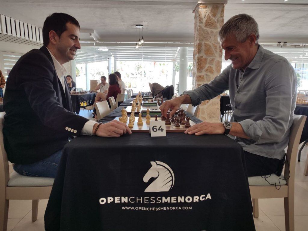 El conegut entrenador de futbol Quique Setién (dreta) i també bon jugador d'escacs podria tornar aquest any a l'Open Chess Menorca