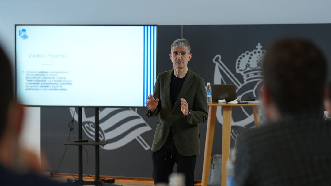 Olabe se dirige a los periodistas en el Reale Arena