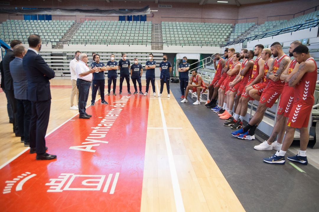 Visita de José Luis Mendoza a la plantilla del UCAM Murcia CB