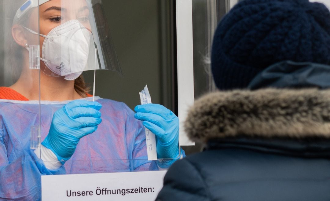 una enfermera realiza una prueba de coronavirus en Alemania.