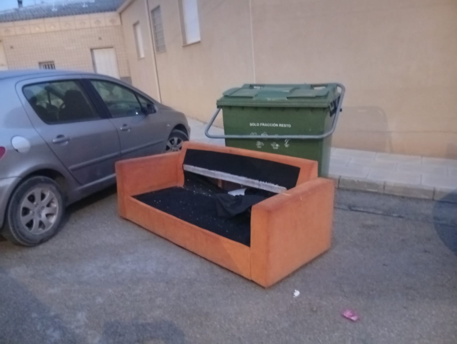 Mal uso de los contenedores en Caudete