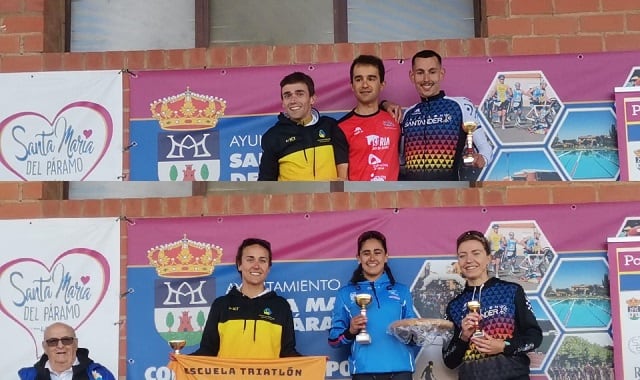 Podios del VII Duatlón Santa María del Páramo, con Daniel Martínez como vencedor masculino.