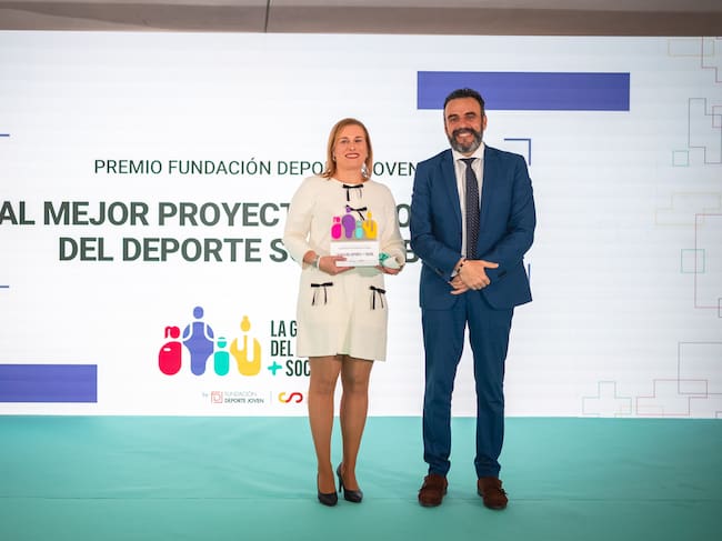 Susana Cubells, gerente de Zona Zero Pirineos, recibe el premio