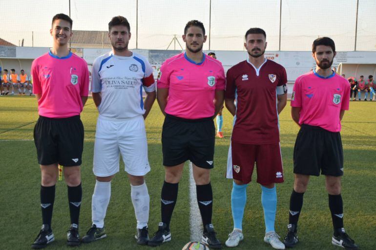 Capitanes del Villargordo y Linares Deportivo posan junto al trío arbitral