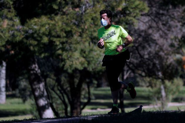 El uso la mascarilla es obligatorio desde este lunes en la Comunitat Valenciana durante la práctica de actividad física o deporte dentro de los núcleos urbanos y en los espacios al aire libre, en el horario comprendido entre las diez de la mañana y las si