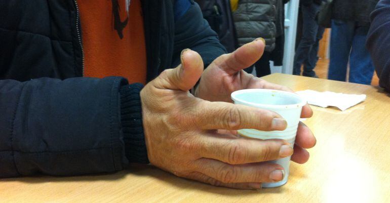 Un dels usuaris que s'ha aixoplugat al menjador de La Panera, reconvertit en sala polivalent.