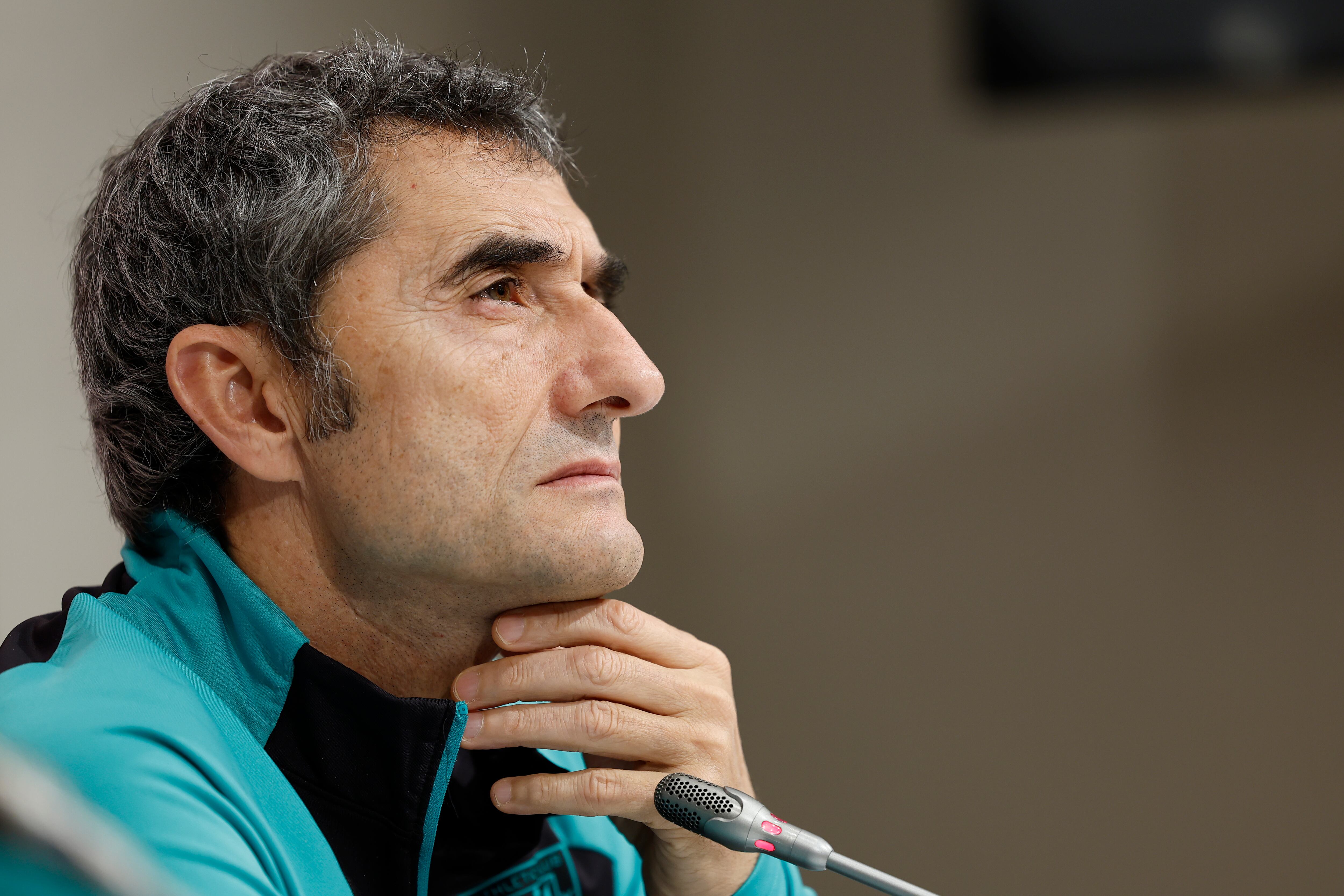 El entrenador del Athletic de Bilbao, Ernesto Valverde durante la rueda de prensa tras el entrenamiento del equipo en Lezama este sábado antes de su enfrentamiento liguero contra el Rayo Vallecano