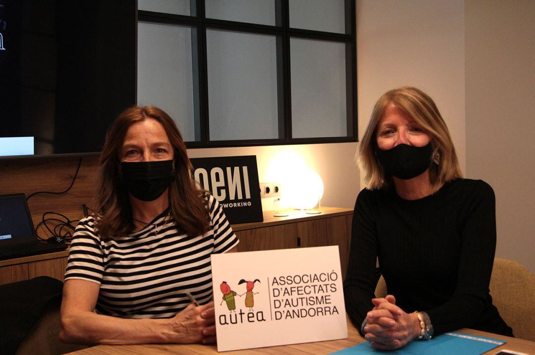 La vocal i la presidenta d'Autea, Anna Muñoz i Inés Martí, durant la roda de premsa.