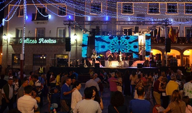 Cientos de vecinos acuden cada noche la Plaza del Pueblo para bailar al ritmo de la excelentes orquestas que desfilan por su escenario