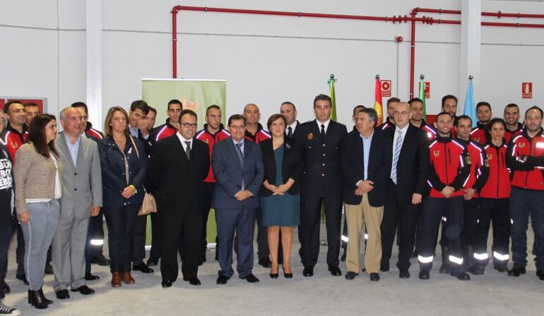 Foto de familia tras la inauguración del Parque de Bomberos de Almuñécar con el presidente de la Diputación José Entrena y la delegada del Gobierno de la Junta en Granada Sandra García en el centro