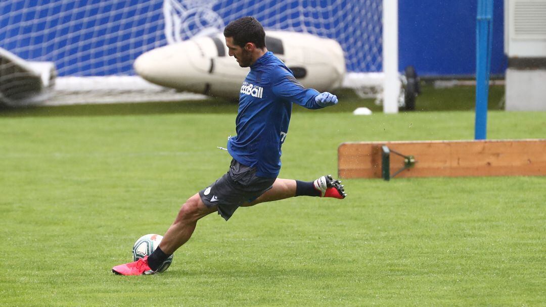 Zaldua golpea un balón en Zubieta