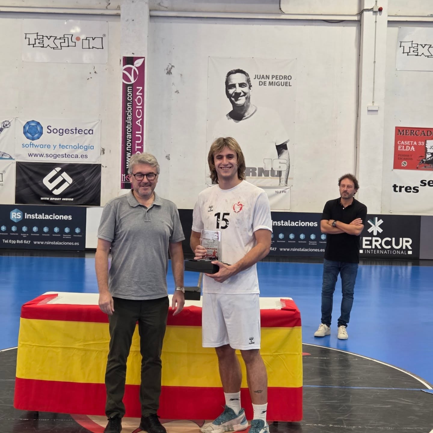 El capitán de Fundación Agustinos Alicante recogió el trofeo de manos del Pdte. del C.E.E., Rogelio García