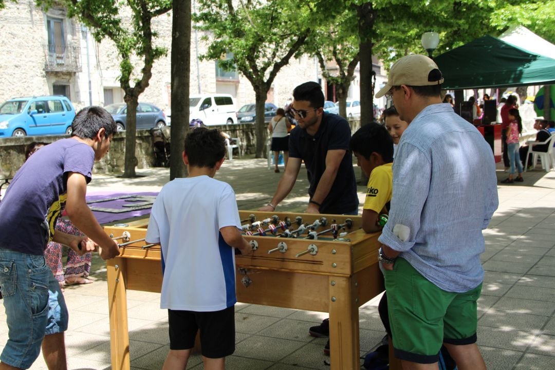 Unos jóvenes juegan al futbolín en una edición anterior de la Feria de la Juventud en los paseos de San Francisco en Cuéllar