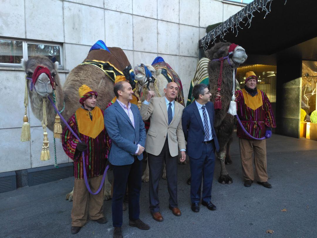 Representantes de la asociación Cabalgata Reyes Magos de Pamplona, de CaixaBank y Fundación Caja Navarra, junto al camello y dromedarios reales.