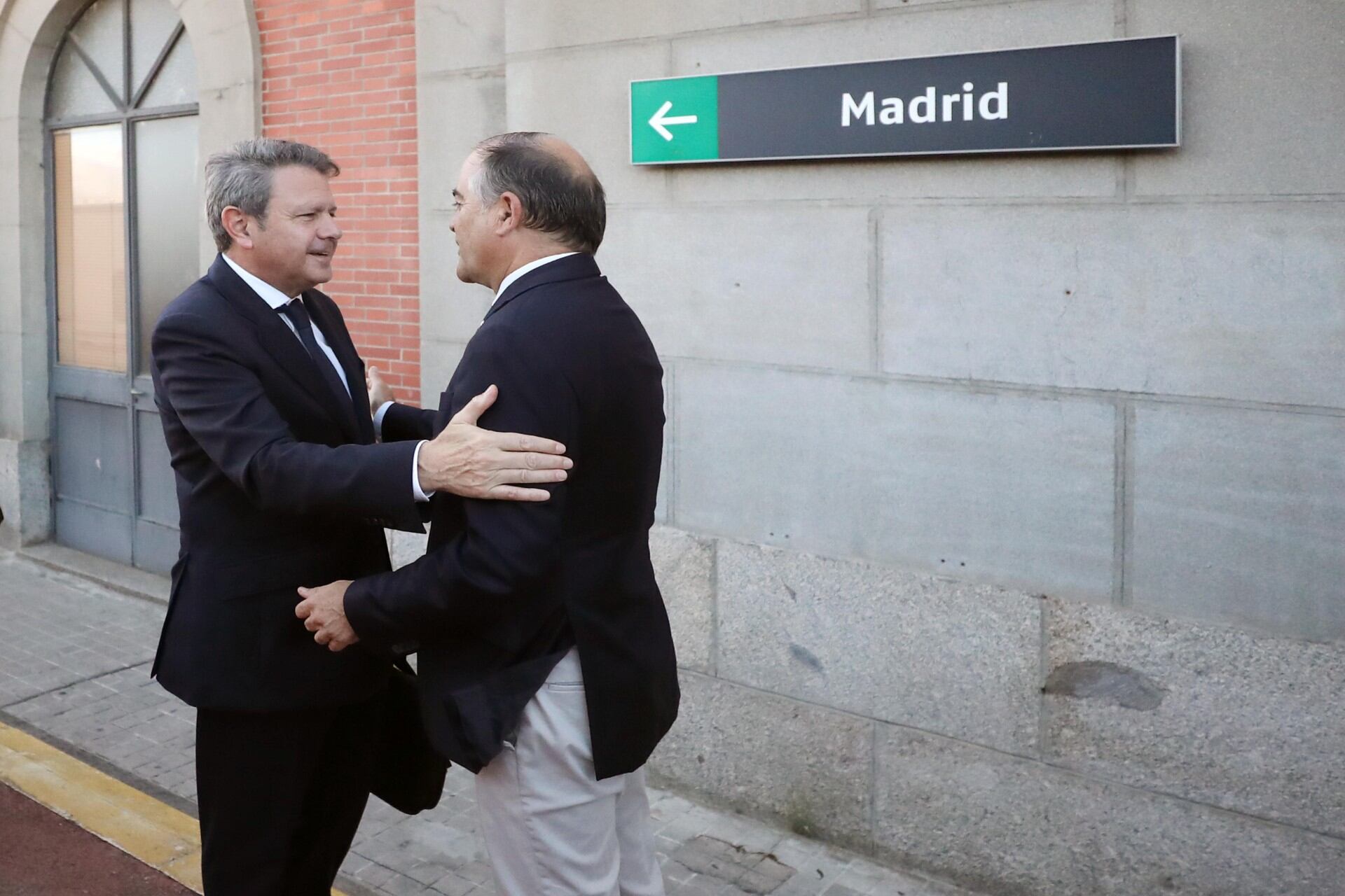 José Antonio Santano, Secretario de Estado de Transportes, y José Julián Gregorio, alcalde de Talavera, en la puerta de la estación de tren